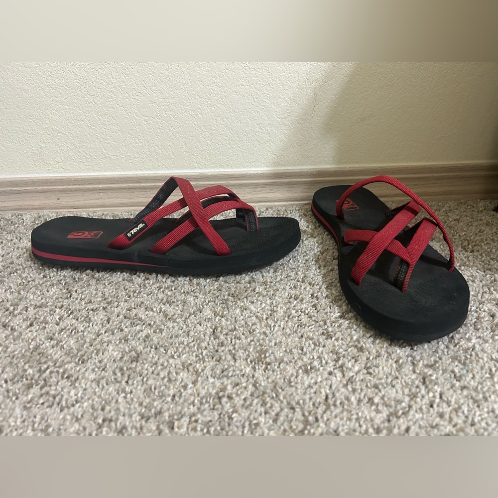 Teva Women's Olowahu Flip-Flop Sandals Red Black Size 9 Outdoor Hiking EVA Strap